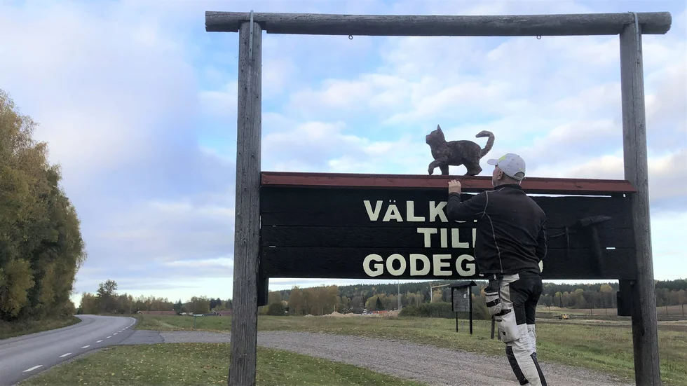 Stefan Karlsson skruvar fast katten Gode.