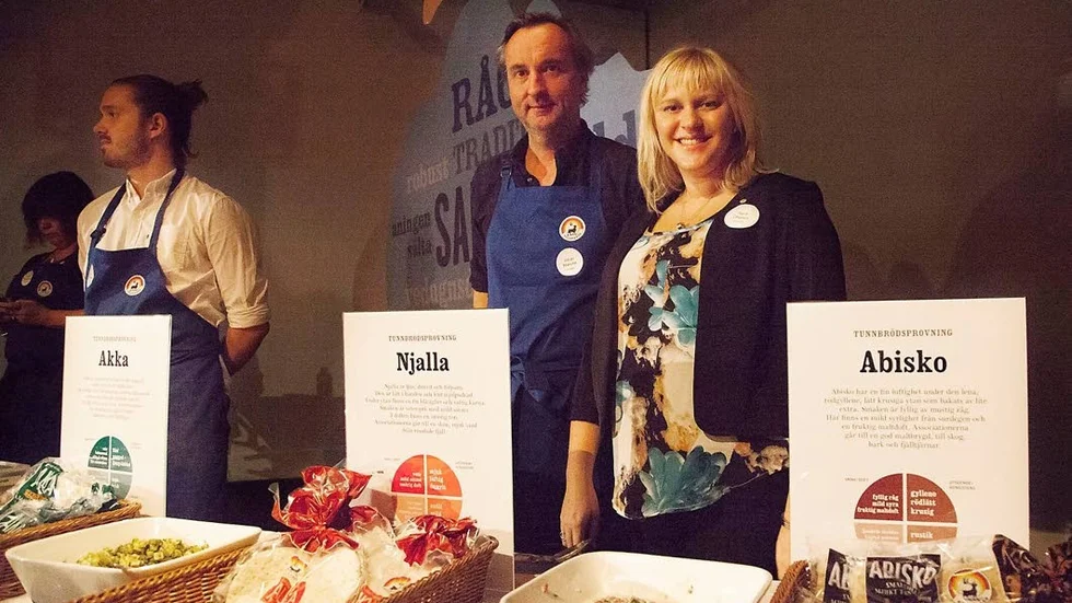 Letar personal. Sara Öhgren, hr-specialist på Polarbröd, ägnade dagen åt att både bjuda på smakprov ur sortimentet och locka nya medarbetare till företaget. Johan Blanche arbetar med åt sensorik, att sätta ord på smaker. – Varje bröd ska ha en själ, och jag fösöker beskriva den, sa han.