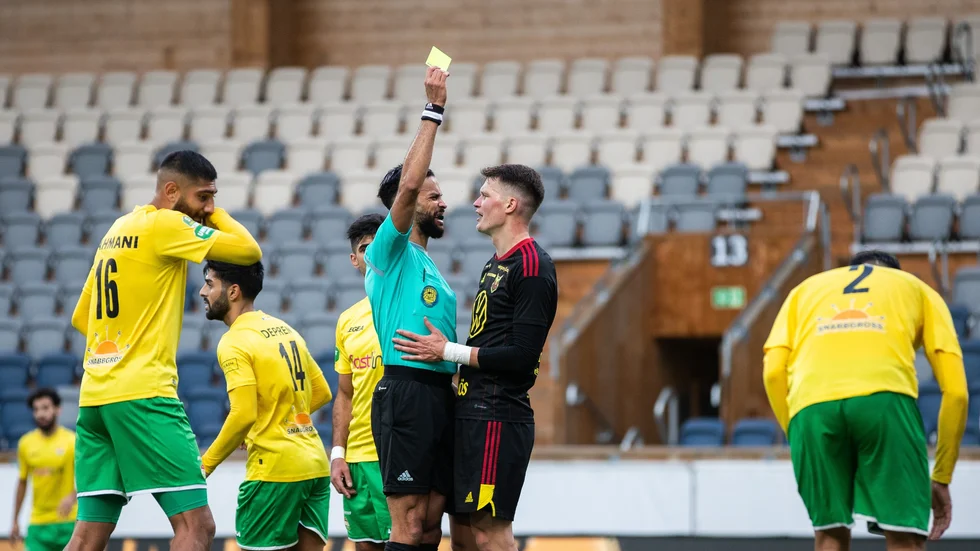 Farouk Nehdi delar ut ett gult kort till Östersunds Myroslav Mazur.