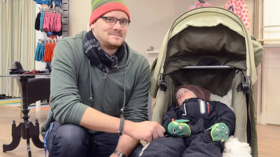 Hemvändare. Magnus Livbom tillsammans med Noa, som tagit en paus från shoppandet.