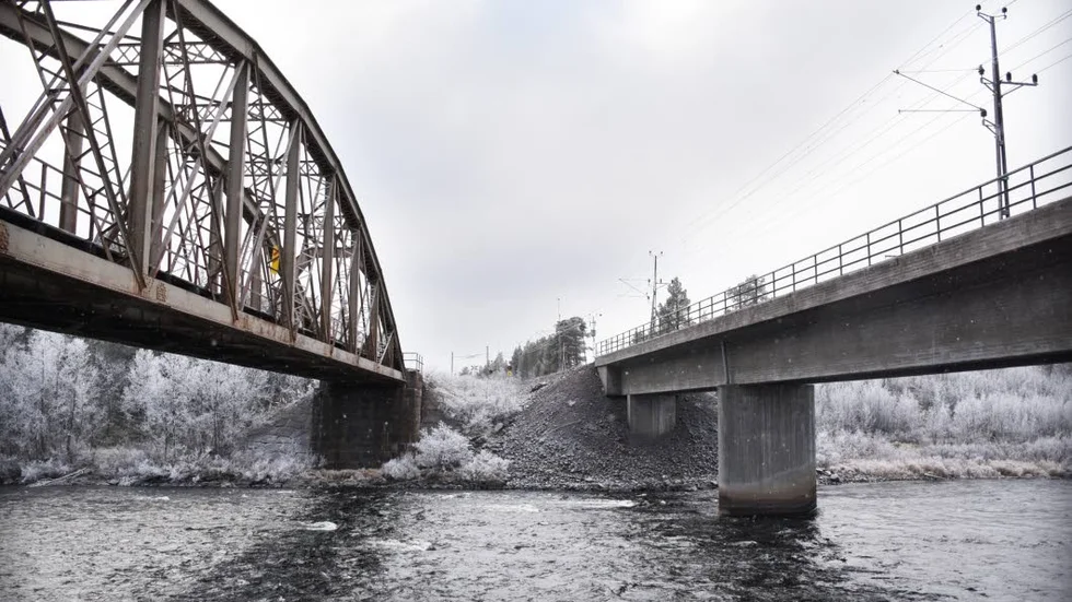 Kalixforsbron. Den gamla järnvägsbron, till vänster, har använts av byborna i många år men nu är den inte längre säker.
