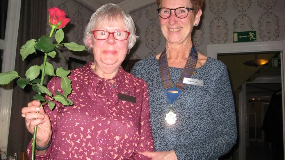 Rosad. Mona Gustavsson uppvaktades med en ros av Pia Elmgren.