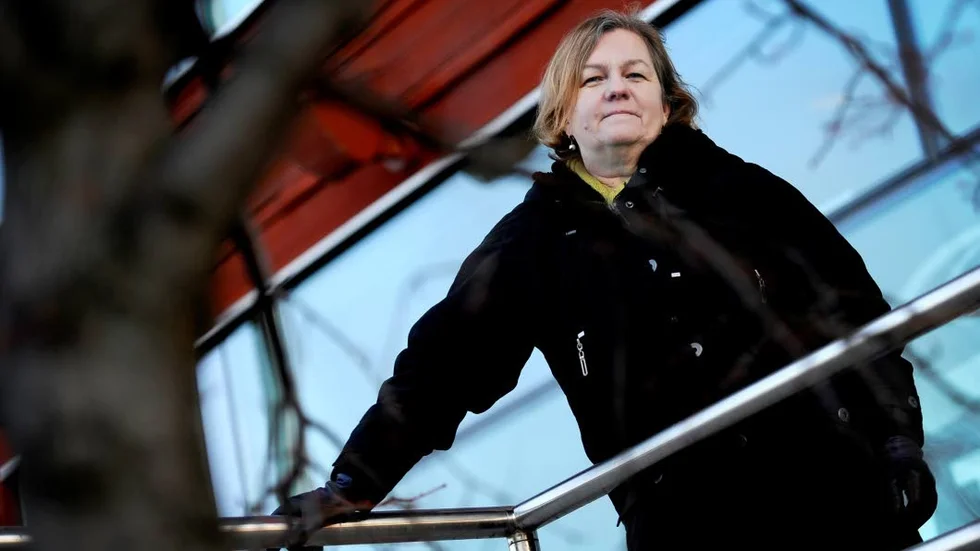 Till finska. Mona Mörtlunds diktsamlingar "Morgonnatt" och "Mörtlunds Mona" har översatts till finska.
