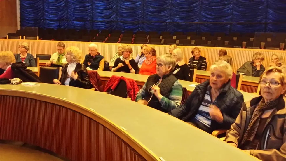 Samling. I stadshusets sessionssal.