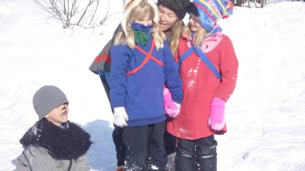 Möte. Sampo och Stjärnögas möte med Mästervargarna. Alva Uusitalo och Astrid Törmä som Sampo och Stjärnöga. Wilmer Lehmivaara och Helen Kero som Mästervargar.
