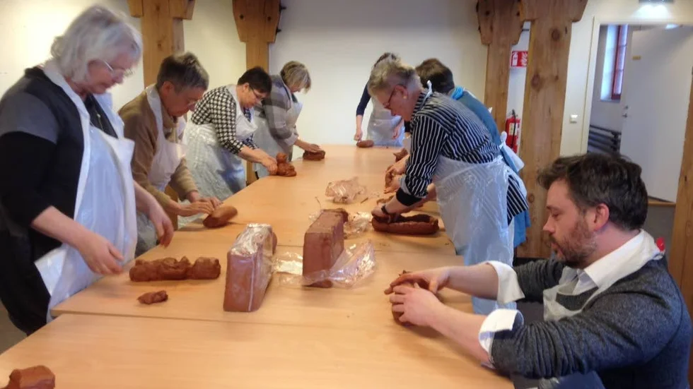 Workshop. Här gällde bland annat att göra ett självporträtt i lera.