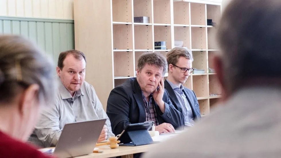 Sparpaket. Hendrik Andersson (L) ordförande kultur, fritids och ungdomsnämnd och Staffan Eklund, förvaltningschef, under onsdagens sammanträde.