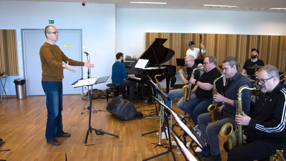Hängiven. Den finske kompositören och dirigenten Vellu Halkosalmi har ägnat massor av timmar på att skriva ner sin stora idol Quincy Jones musik.