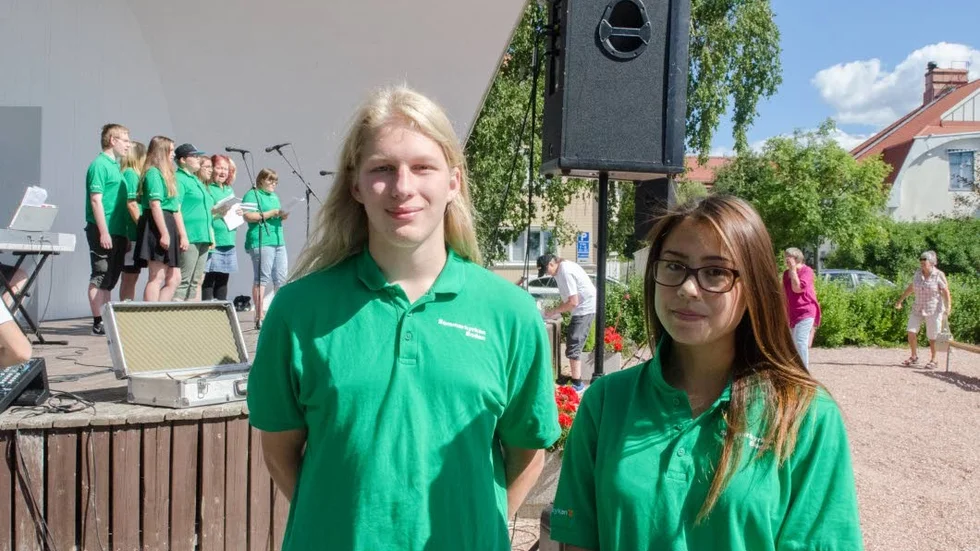 Sommarjobbare. Mikael Eriksson och Nicki Lindqvist feriejobbar inom Svenska kyrkan.