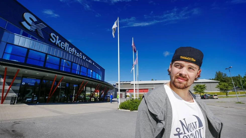Stannar i SHL. Axel Holmström, 19, är draftad av Detroit Red Wings och tanken var att han skulle spela i NHl den här säsongen men det blir ännu en säsong i Skellefteå.