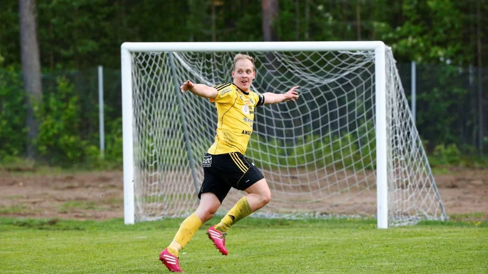 Ja, ja, ja. Rickard Häggstål var rejält nöjd med tre poäng mot Kiruna FF.