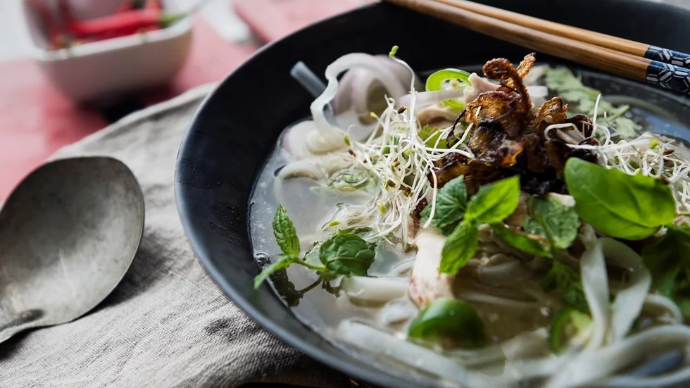 Pho är en vietnamesisk soppa som äts både till frukost, lunch och middag.