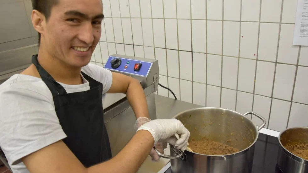 Koll i köket. Soliman Khodadan ordnar fyllningen till dagens rätt. Idag lagar de en klassisk, irakisk typ av pirog. Efter att lunchen är färdig ska de åka till Gammelstad.