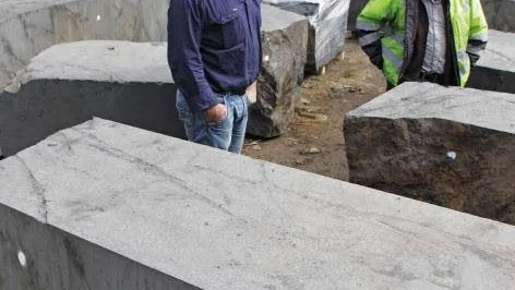 Tyskland. Projektledaren Mark Wicksteed och geologen Simon Coxhell vid några av de blocken som skickades till Tyskland förra sommaren för undersökning
