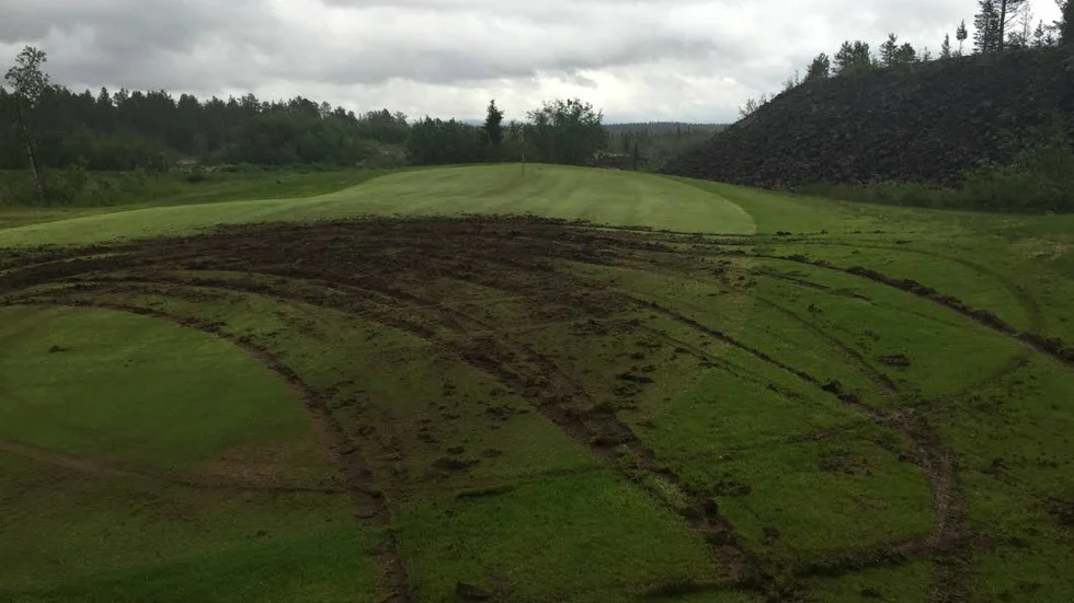 Chocken. Det här var synen som mötte golfklubbens medlemmar på lördagsmorgonen.
