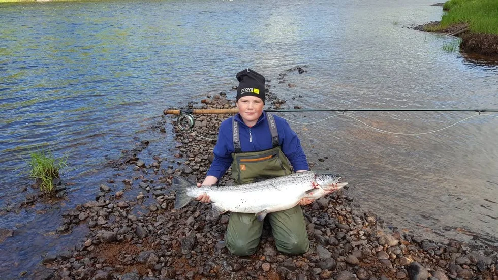 Storlaxen bärgad. 13-årige Jonathan Larsson, Överkalix han landat sitt livs första lax i Ängesån. Den vägde 13 kilo, och lyckan är total.
