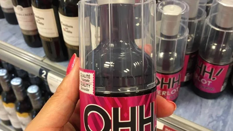 Uppmuntrar drickande? Vinflaska med glas finns i Systembolagets sortiment.