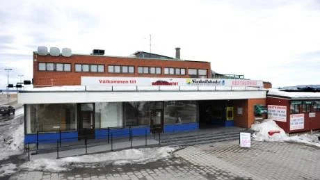 STÄNGT. Simhallen i Kiruna fick stängas tidigare än planerat och nu försenas renoveringen upp till två månader för att ärendet om tilläggsbugdet gick till återremiss.