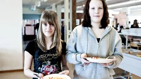 INITIATIVTAGARE. Efter att ha sett en film som innehöll djurplågeri bestämde sig Kajsa Nurminen, 14 år, och Hannah Sundström, 13, för att äta vegetariskt i en vecka som en protest mot just djurplågeri. Många klasskamrater har hängt på konceptet.Foto: Linnéa Lindmark