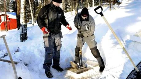 NY PUMP. Sakta och säkert sätts den nya pumpen på plats av Christer Johansson. Till vänster kollegan Klas Lundkvist.