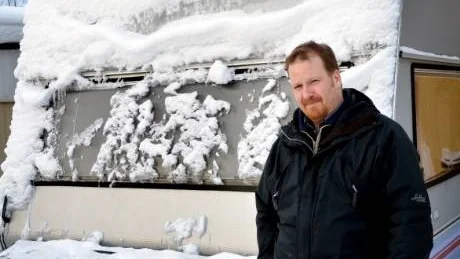 KYLIG BOSTAD. När temperaturen på golvet i Michael Hedpalms husvagn kröp ner mot minus tio grader flyttade han in hos syrran.
