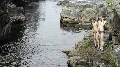 BLÖTA. I Döda fallet finns lugnvatten som lockar till bad. Emellanåt är det lättare att komma ner än upp.