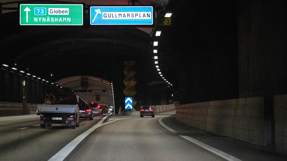 Det senaste (?) gangstermordet inträffade i en tunnel i närheten av Gullmarsplan i Stockholm på torsdagskvällen. En tjugoåring sköts ihjäl i en bil. Ska polisen lyckas säkra några bevis på mordvapnet, i mobilerna? Eller har mordet fångats av en övervakningskamera? 