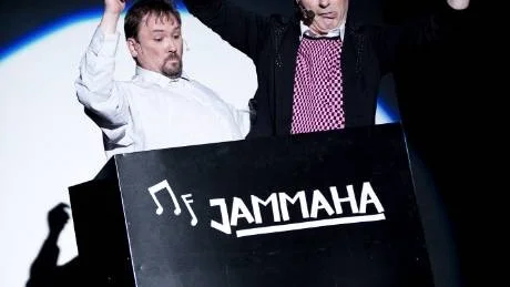 SHOWTIME I HARADS.  Mikael Midbjer och Berthel Wiklund showar till det, i årets tioårsjubilerande upplaga av Haradsrevyn. Foto: Linn Kangas Fantenberg