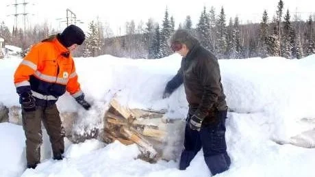 ÖKNING. Enligt Robert Lund och Fredrik Jönsson kommer produktionen av brasved att öka. De räknar med att producera 3.000 kubikmeter.