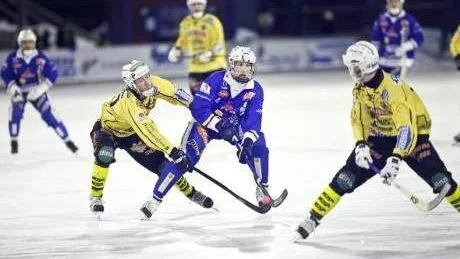 STOPP. HT Bandy och Pekka Hiltunen åkte på en storförlust mot Broberg/Söderhamn. Matchen slutade 10-3 och HT Bandy riskerar nu direkt nedflyttning till allsvenskan.