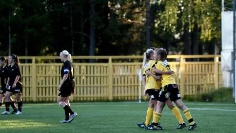 JUBEL. Notvikens Ida Lejon och Frida Abrahamsson gratulerar Amanda Pettersson efter hennes kvitteringsmål. Foto: Patrik Häggqvist