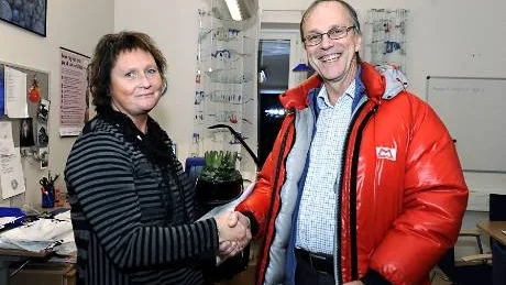 ÅRETS CHEF. Pia Byström har utsetts till Årets chef av Norrbottens läkarförening. Ordföranden Robert Svartholm gratulerar.