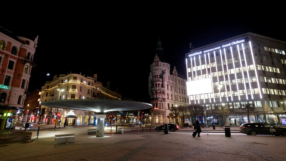 Stureplan, Stockholm. Kanske en visitationszon undrar Jan-E. "Då blir det andra yttre attribut som gäller, och mycket kokain blir det. Svennarna skulle bil upprörda och känna sig utpekade och misstänkliggjorda".