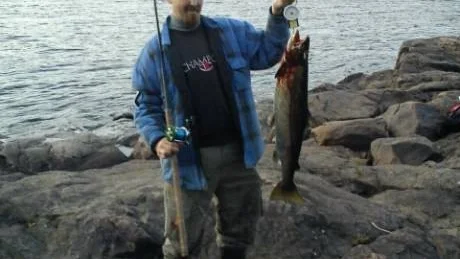 PRICK SJU KILO. Förra lördagskvällen kastade Richard  Ericsson från Korpilombolo med tubfluga i Jockfall. Då fick han på den här sjukiloslaxen, som måttades till 88 centimeter.