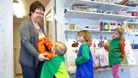 TYPISK SITUATION. Barnen tar i personalens kläder och har ibland färg på fingrarna. Hamnar det på kläderna är det ofta svårt att få bort. Fanny och Vilma tittar på när Tim busar med Katarina Larsson.
