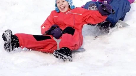 Roligare än skidor. Störtlopp på stjärtlappar är roligare än på skidor. Det tycker i alla fall Nora Ökvist (i ledningen) och Selma Korhonen, båda 6, vid Furuparkens förskola.                                Foto: Linn Kangas Fantenberg