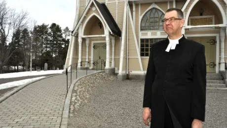 VILJA. Prästyrket var en avlägsen förhoppning för några år sedan. Men med vilja och tro har han nått sitt mål. Foto: Roger Larsson