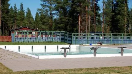 Leif Ögren, ägare av Nyfors konferens och camping, bryter sitt avtal med Älvsbyns kommun två år i förtid och stänger Nyfors pool för all framtid.Han överväger också att stänga hela campinganläggningen, säga upp de anställda och enbart använda anläggningen i sin bärrörelse. (Arkivbild)