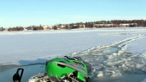 En skoter har kört genom Piteälvens is i Öjebyn.