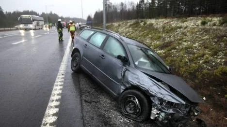 Volvon hamnade i diket på andra sidan vägen efter olyckan.