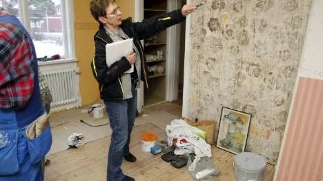 Lite som en arkeologisk utgrävning, fast med tapeter, har det varit under renoveringarna i mejeriet. Maria Olsson visar hur arbetet fortskridit.