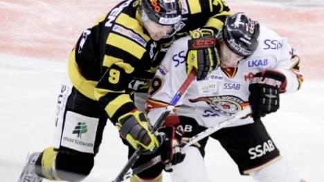 Närkamp mellan Skellefteås Fredrik Warg och Luleås Chris Abbott. Skellefteå var betydligt hetare och vann prestigematchen rättvist.