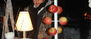Mor och dotter i hatten på julmarknaden