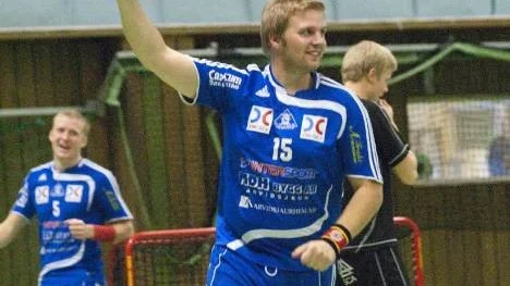 Patrik Korp jublar efter ett av sina två mål när K 4 IF besegrade gästande Wibax Patriots i innebandytrean i går