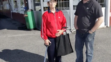 Ulla-Greta Öhman och sonen Staffan Öhman tycker det är tråkigt att byn mister sin enda butik.