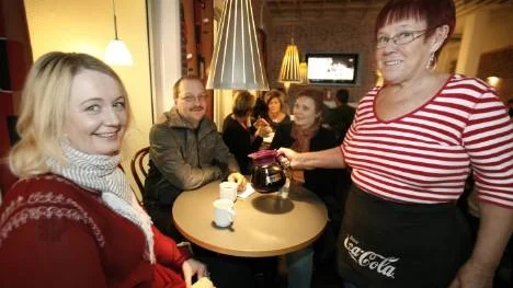På Kvartersbageriet serveras rättvisemärkt kaffe. Från vänster: Louise Wahlman, Urban Larsson och Susanne Lundström som fikade redan i går. Serverar gör Agneta Krutrök.