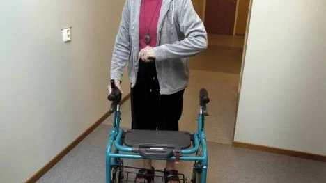Hit till trapphuset, men inte längre. Birgit Pettersson har ingen chans att ta sig ut ur sin lägenhet på Nygatan.