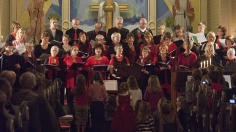 Kyrkokören, gospelkören och seniorkören hade denna kväll stor publik och bjöd på en varierande repertoar av julsånger.