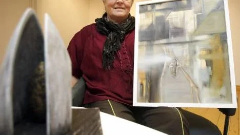 Karin Lindberg ställer ut en blandning av skulpturer, målningar och foton på Konstgården. Gemensamt för tavlorna är en drömsk, mystisk känsla.
