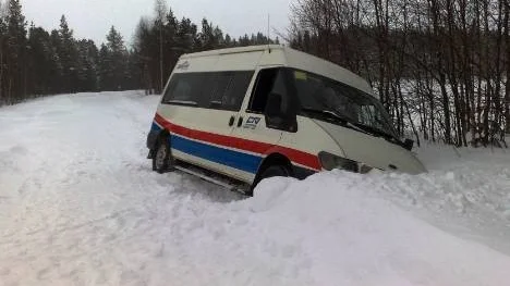 Skolbussen som skulle hämta skolbarn i Rengård, väster om  Arjeplog, körde i diket på den av drivsnö igenkorkade Buktvägen.
